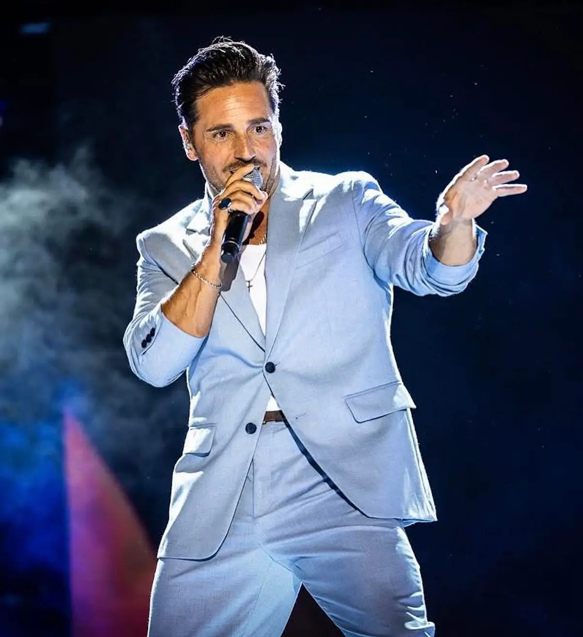David Bustamante cantando