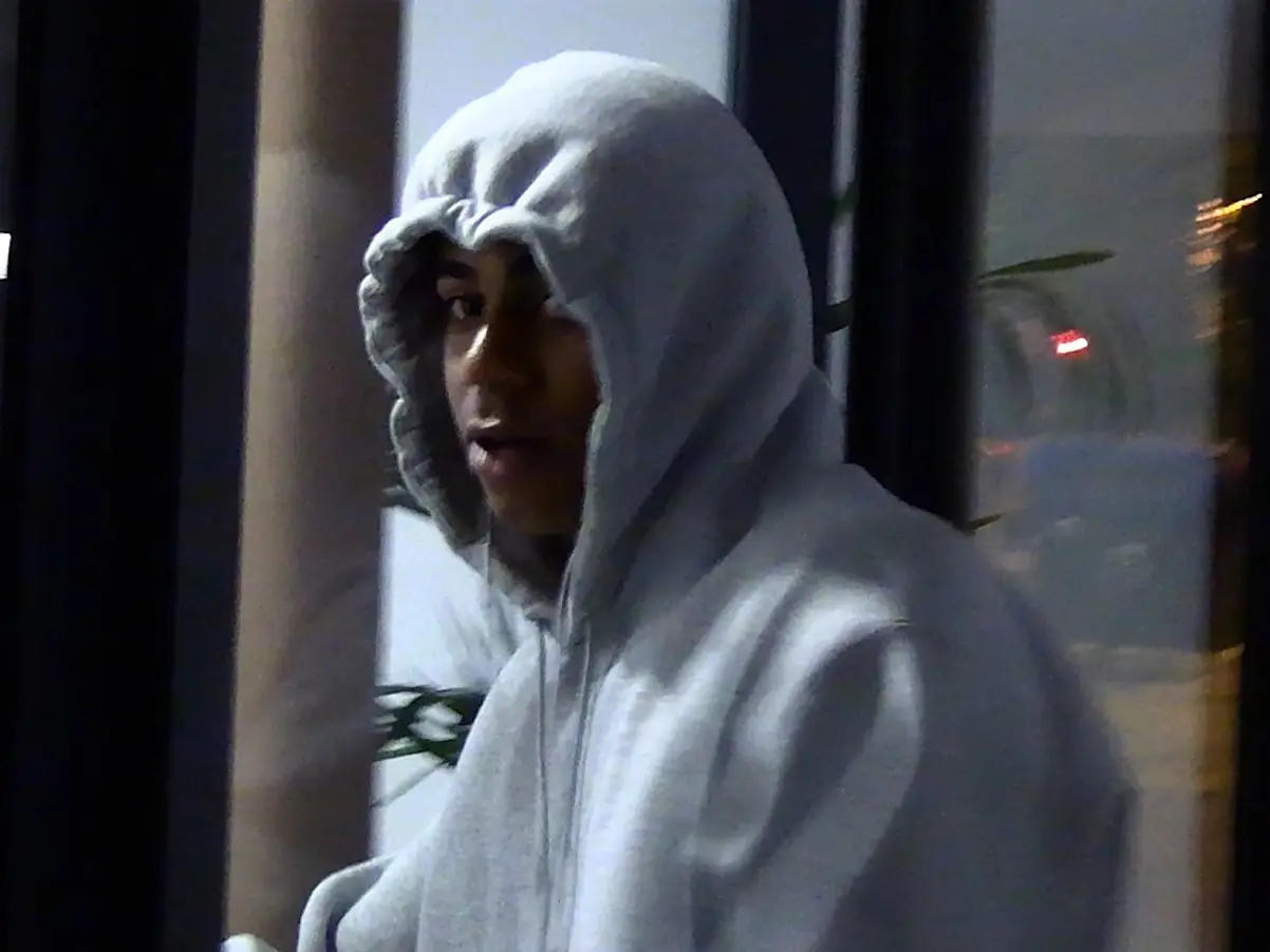 Con una sudadera con capucha tapándole el rostro para intentar pasar desapercibido, el futbolista Lamine Yamal ha guardado silencio.