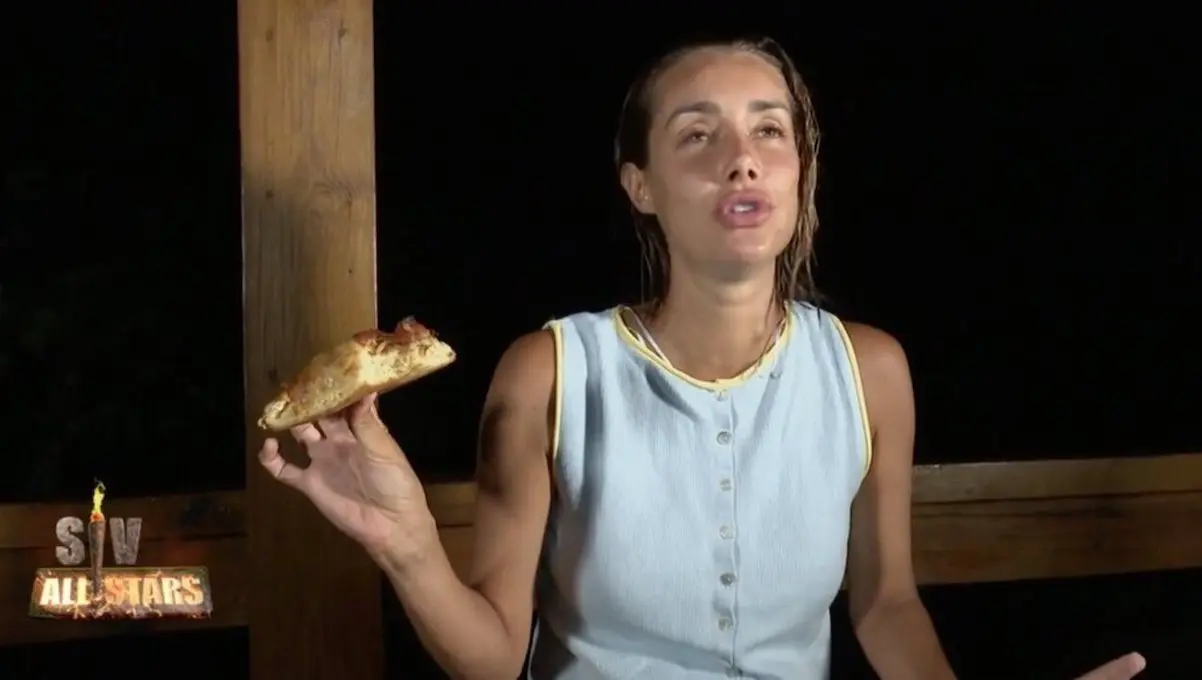 Adara Molinero disfrutando de la comida tras la expulsión | Fotografía- Telecinco