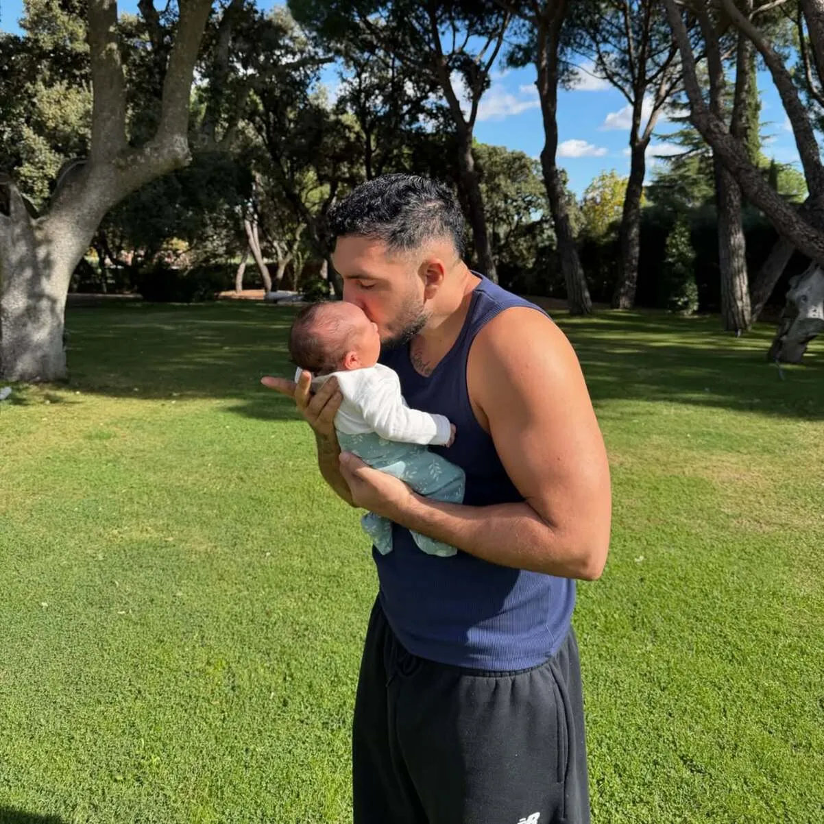 Omar Montes con su hijo recién nacido.