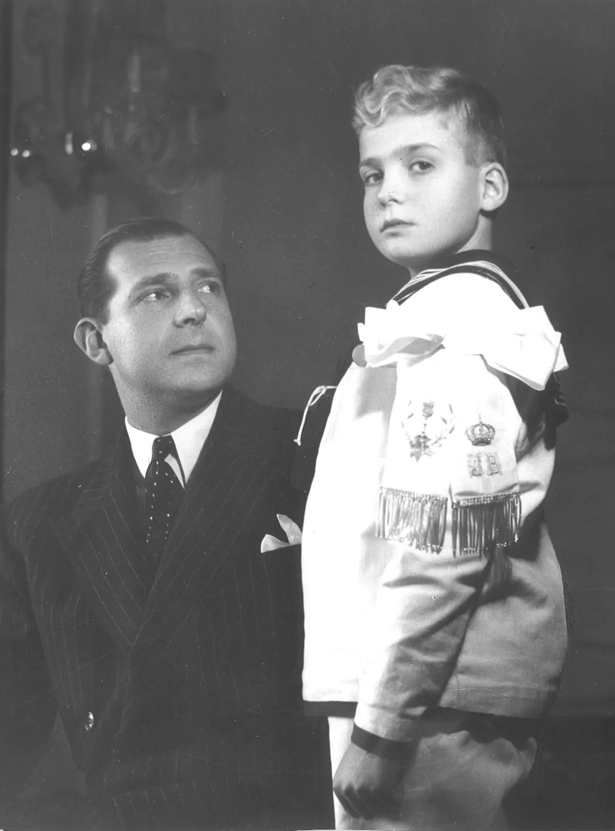 El rey Juan Carlos I de Borbón con su padre el día de su comunión.