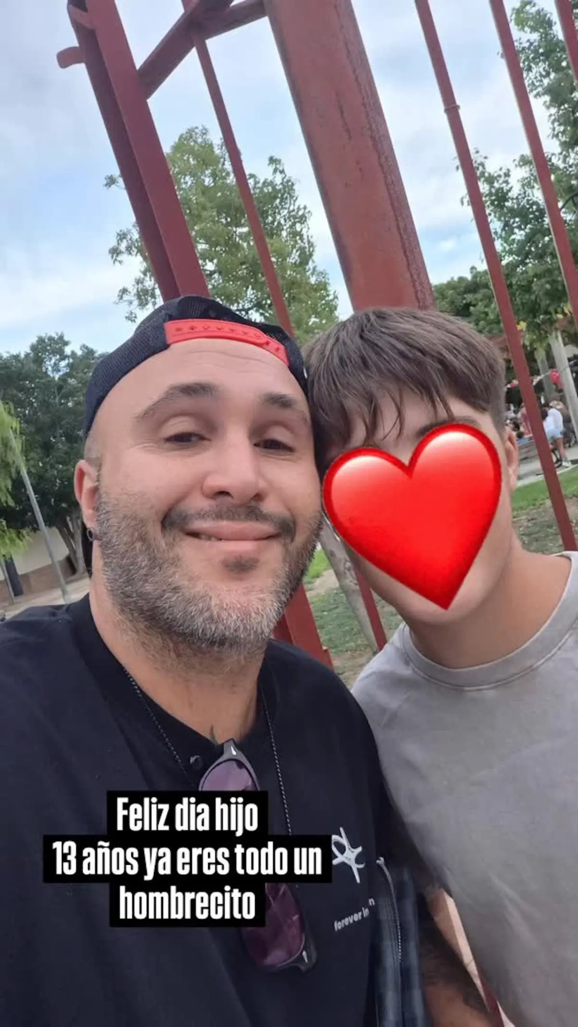 Kiko Rivera felicita a su hijo.