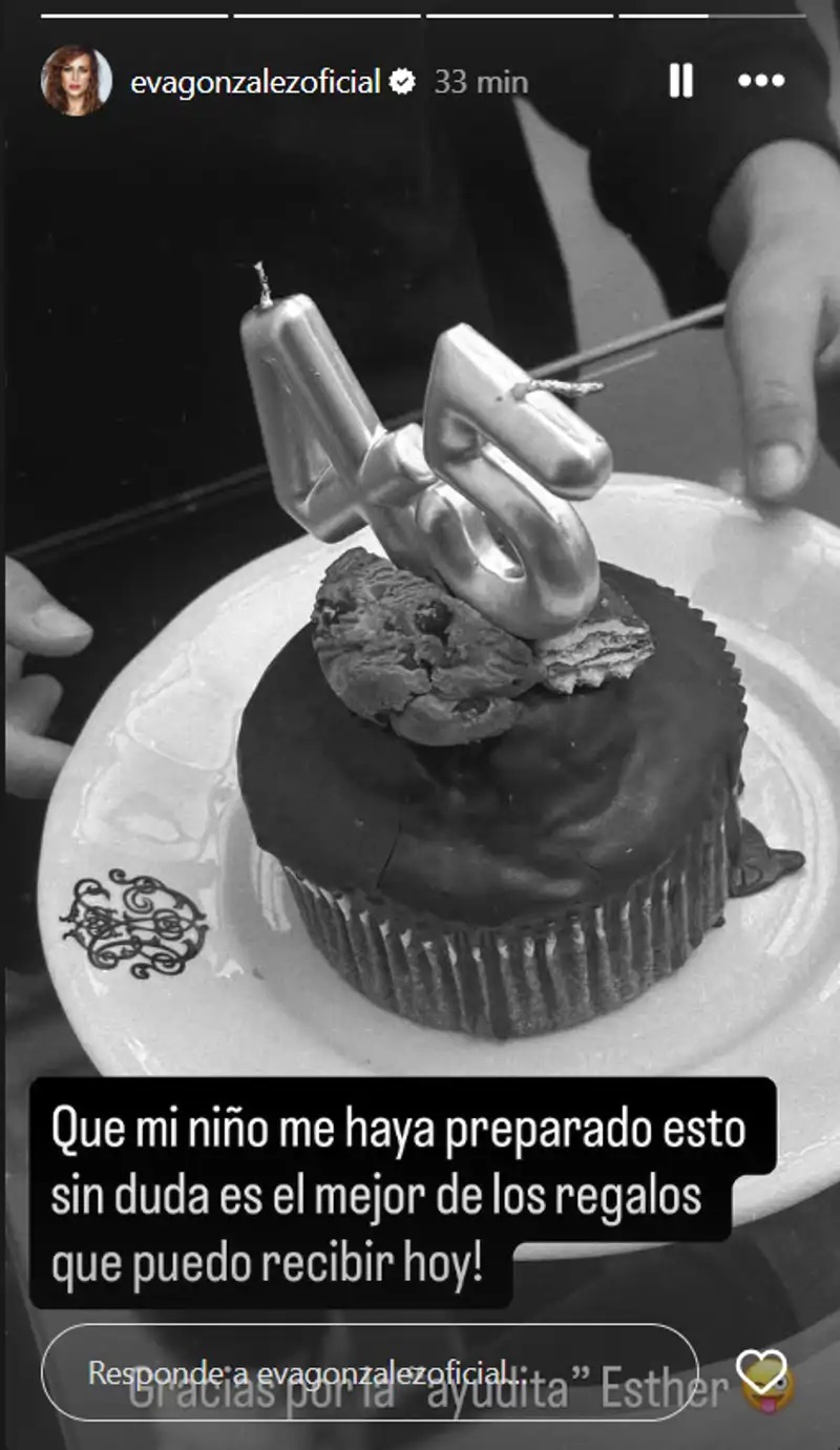 Story de Eva González compartiendo el regalo de su hijo en su 45 cumpleaños, una mini tarta con velas
