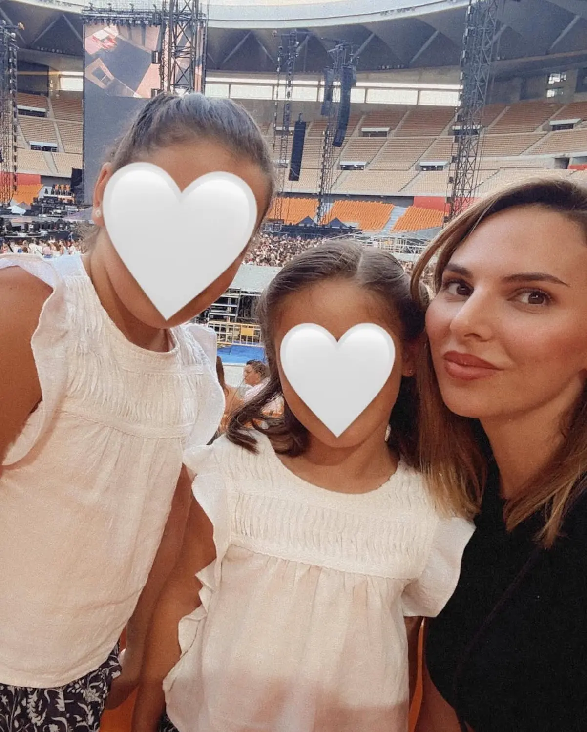 Irene Rosales con sus hijas