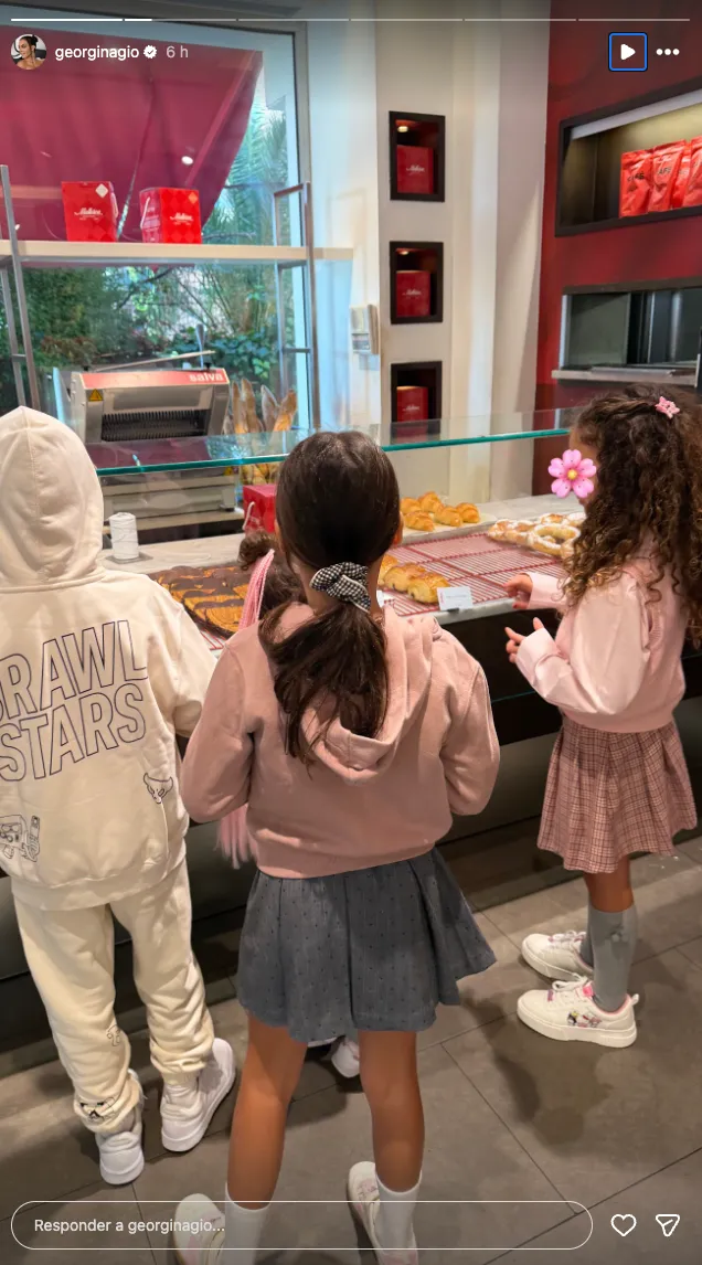 Georgina comparte una imagen de sus hijos en una cafetería en el cumpleaños de Alana