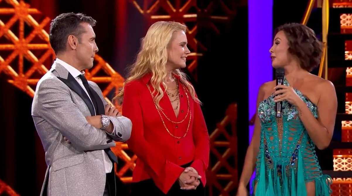 Jessica Bueno siendo elogiada por el jurado por su actuación