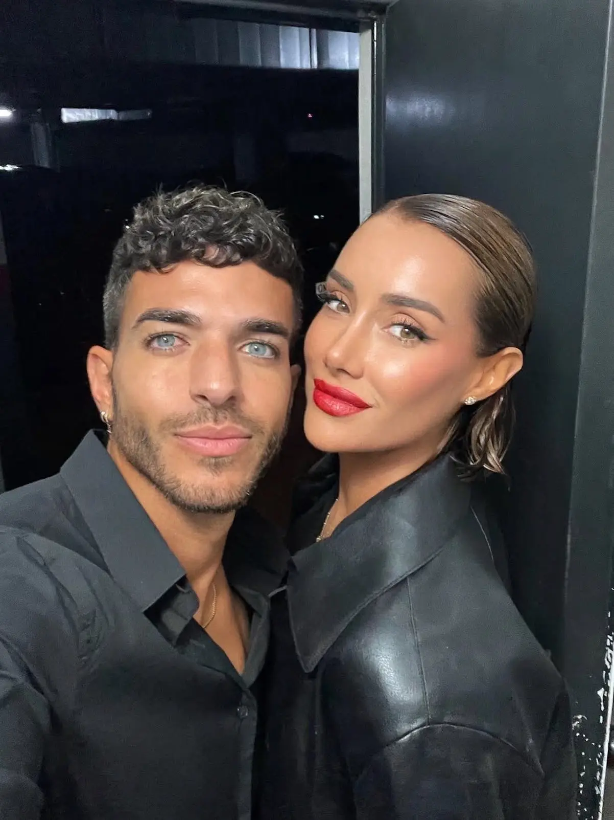 Adara Molinero con su novio y su hijo