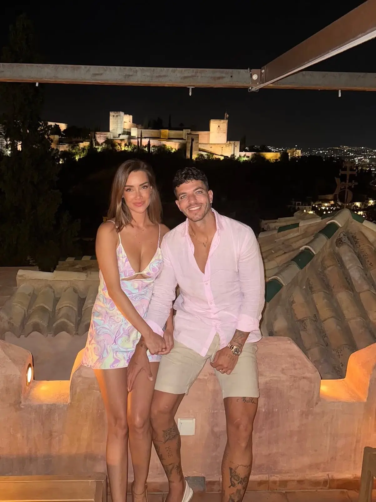 Adara Molinero con su novio y su hijo