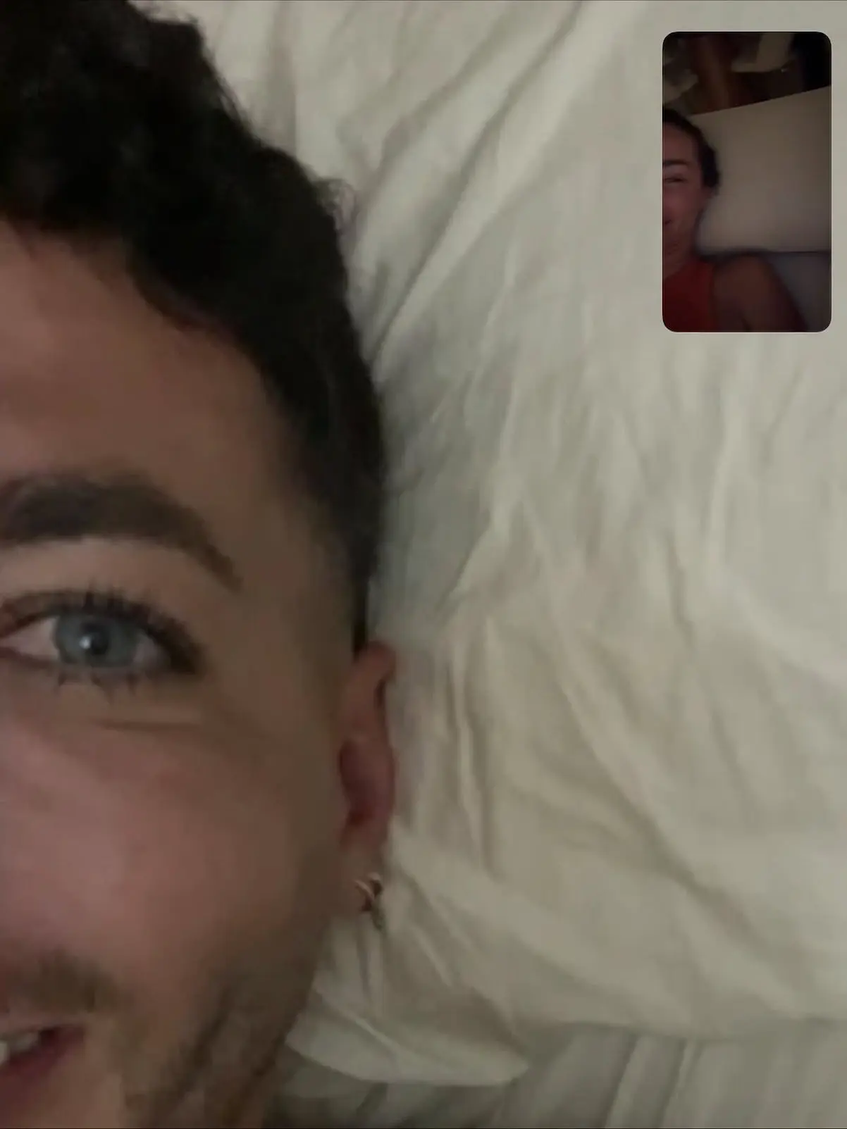 Adara Molinero con su novio y su hijo