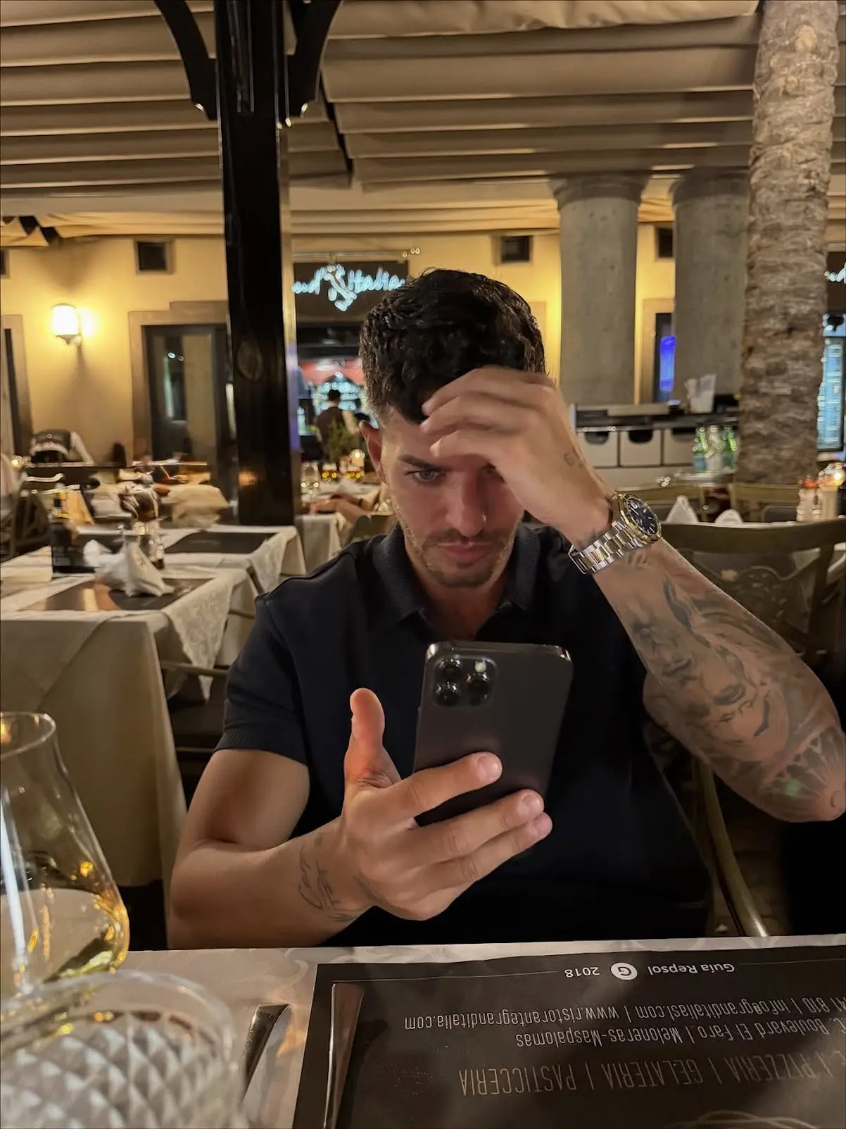 Adara Molinero con su novio y su hijo