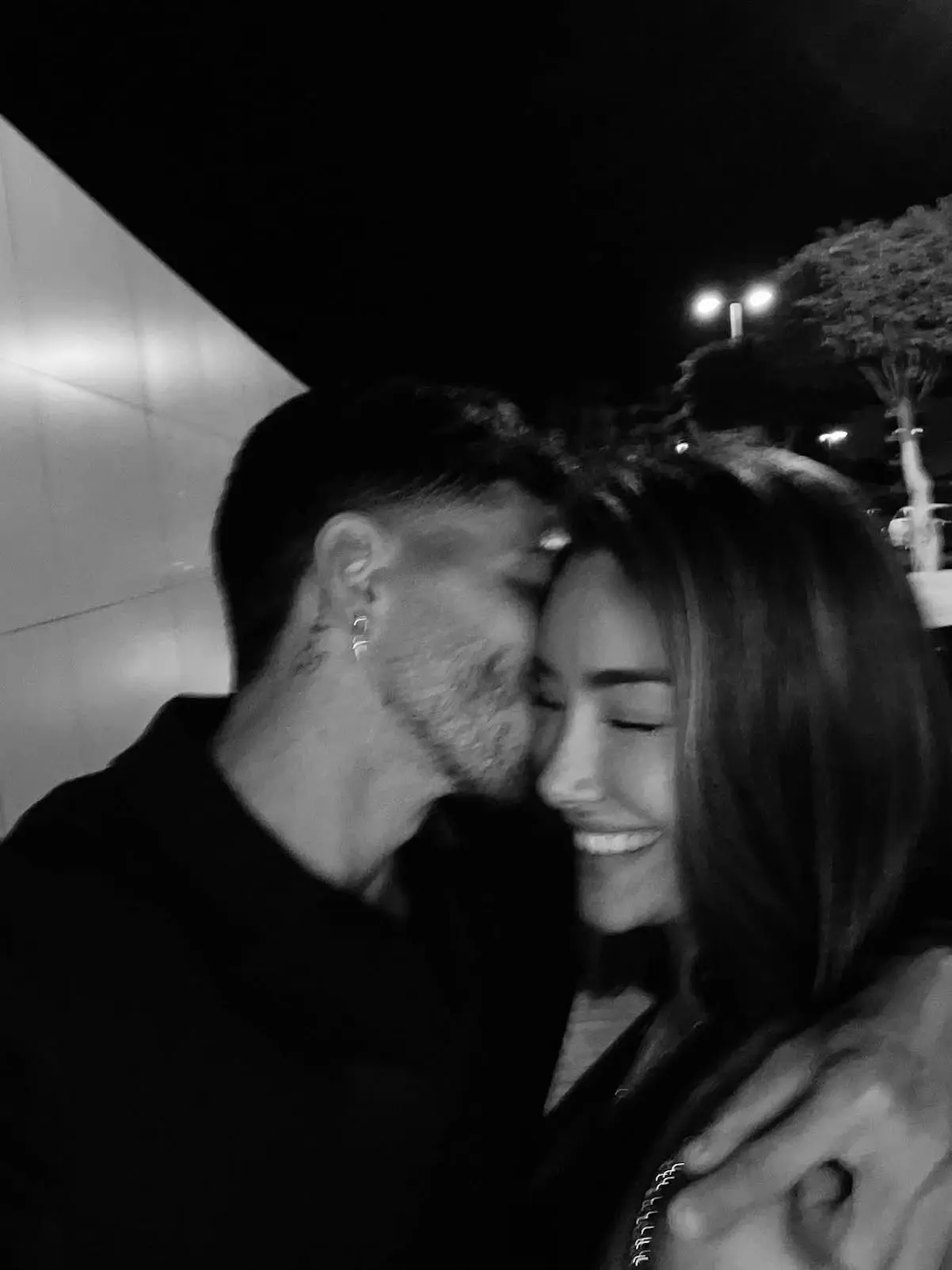 Adara Molinero con su novio y su hijo