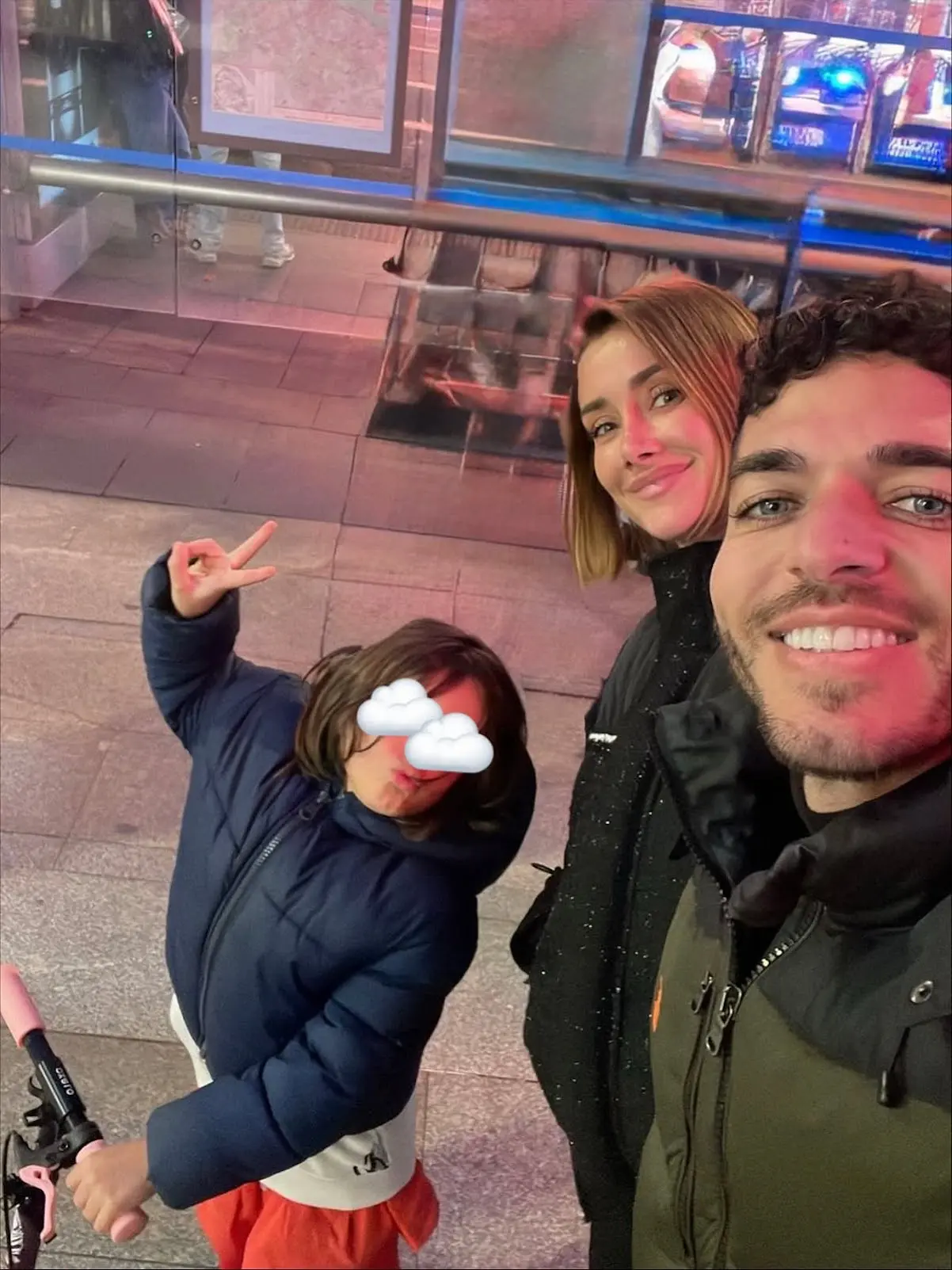 Adara Molinero con su novio y su hijo