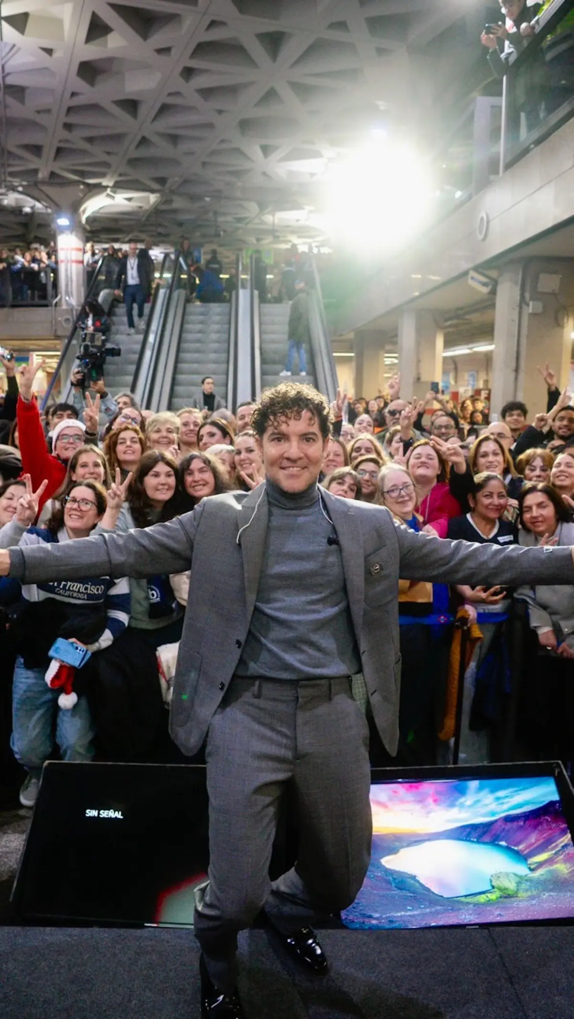 David Bisbal cantando en el metro de Madrid