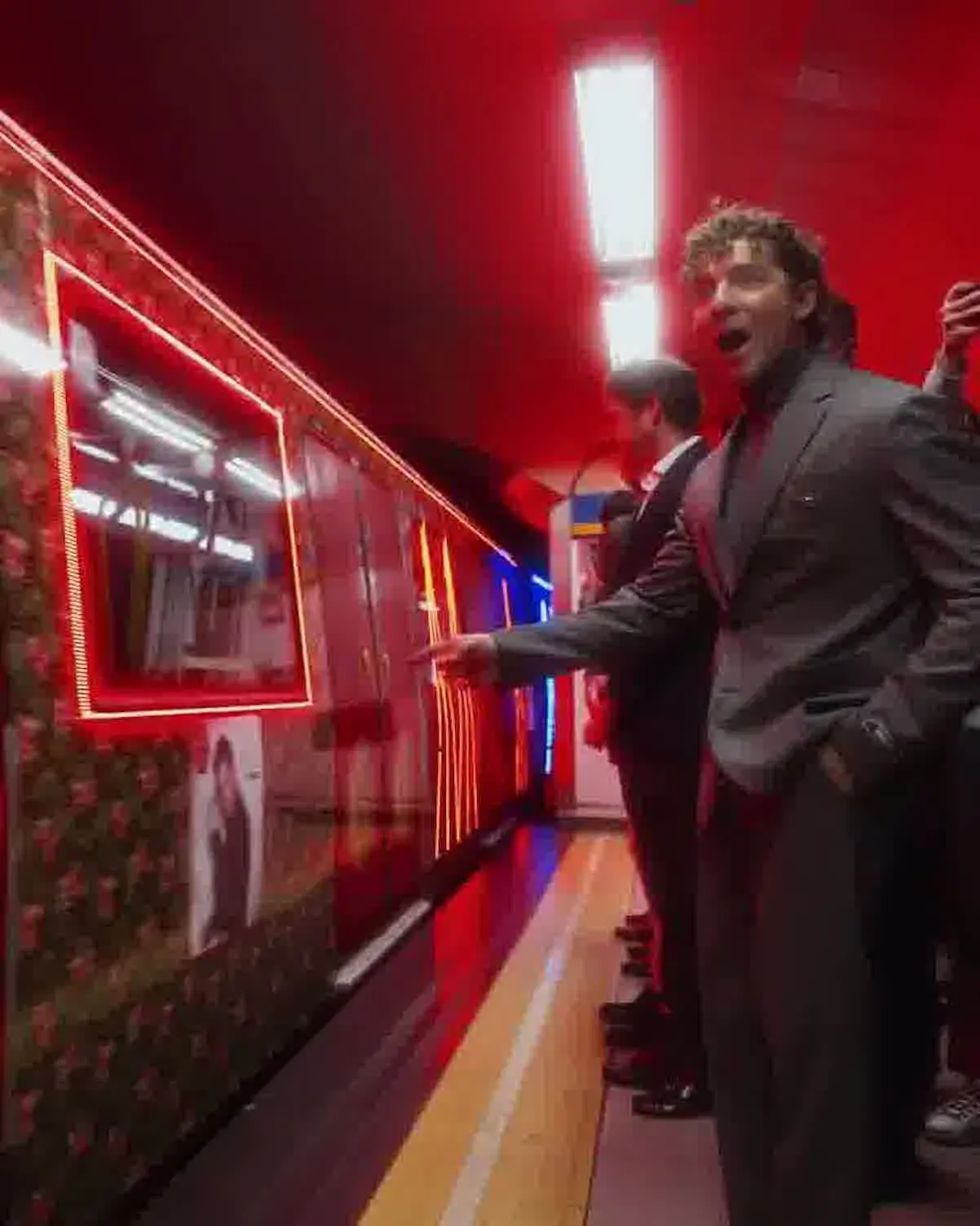 David Bisbal cantando en el metro de Madrid