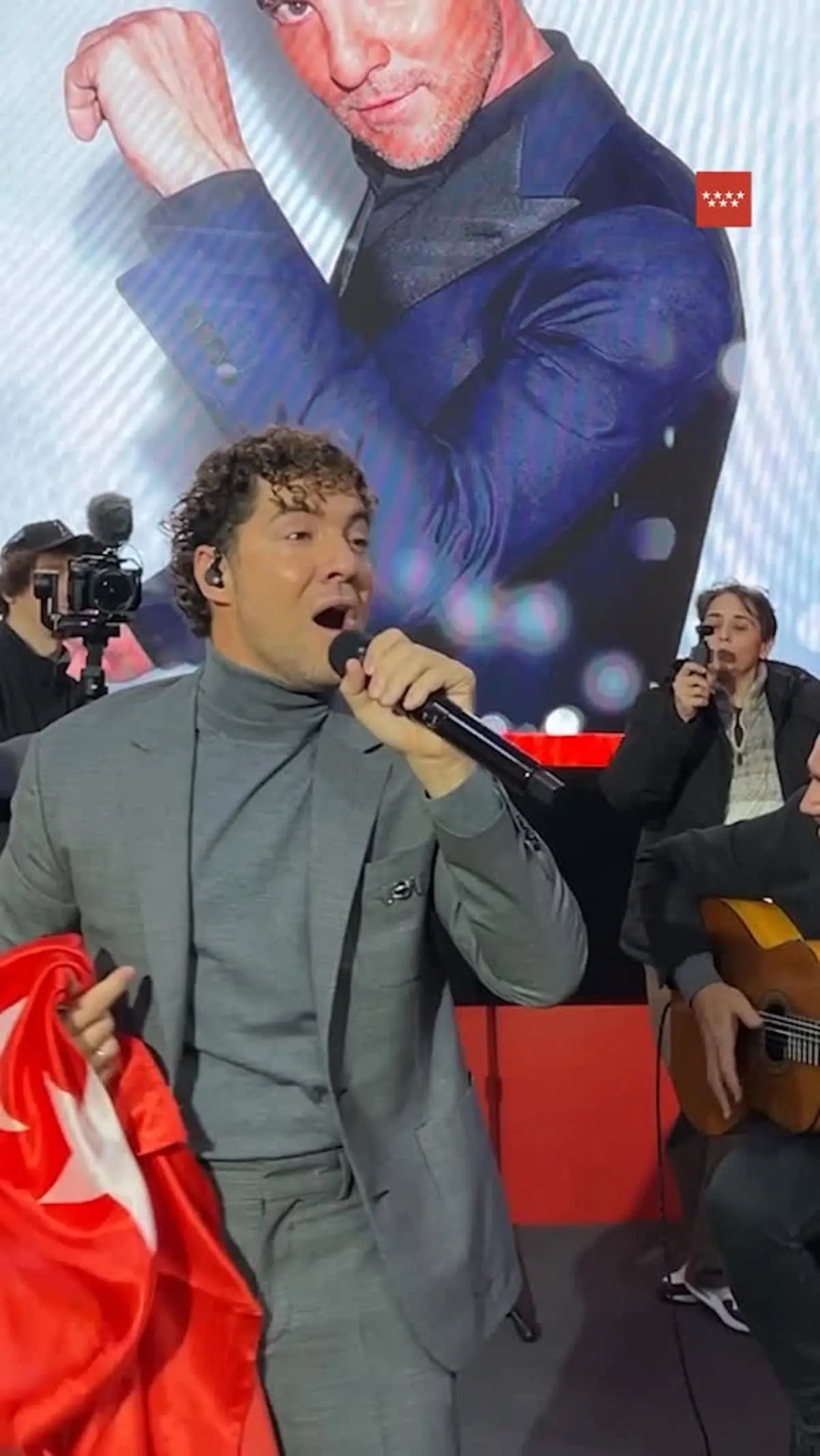 David Bisbal cantando en el metro de Madrid
