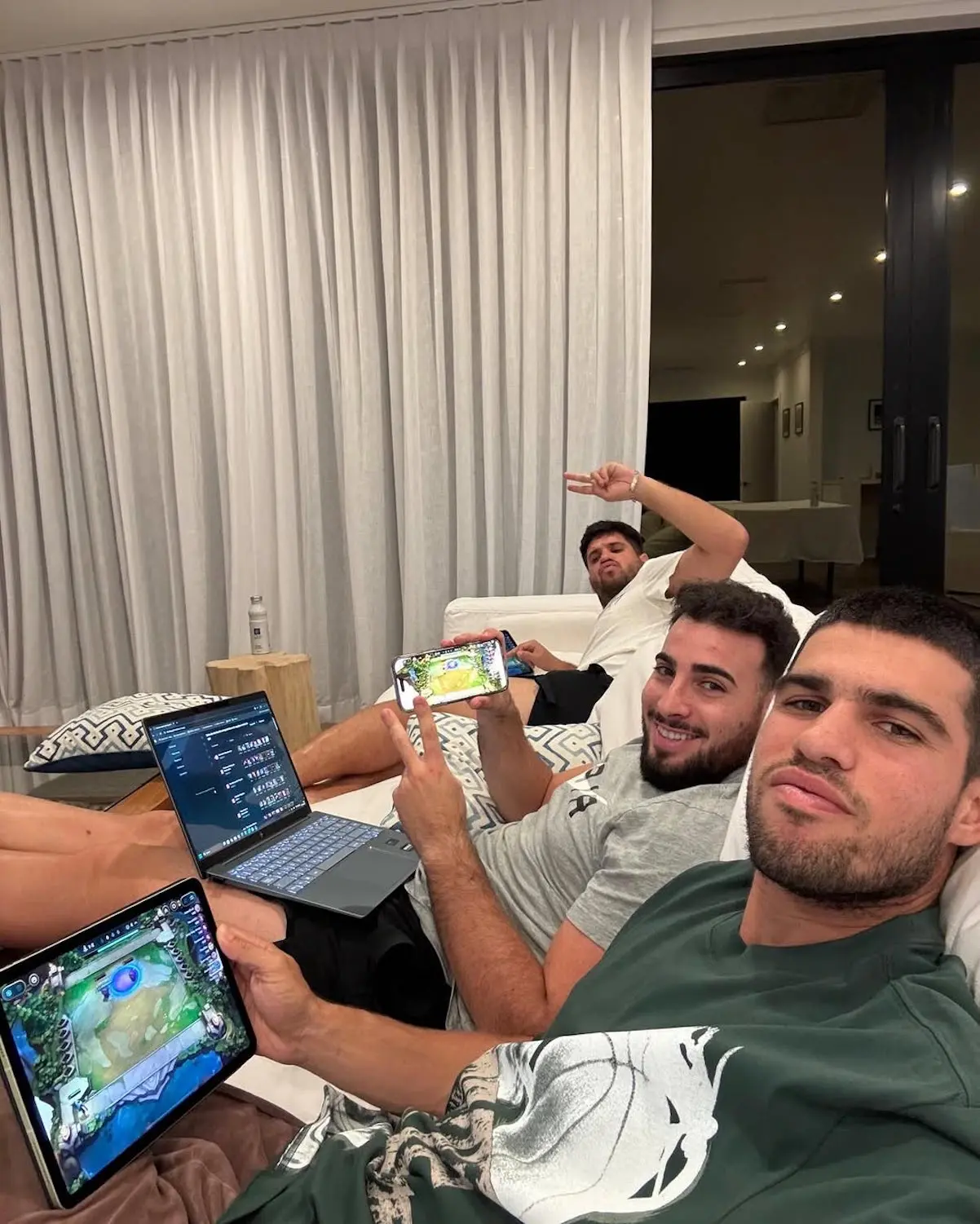 Carlos Alcaraz vacaciones amigos