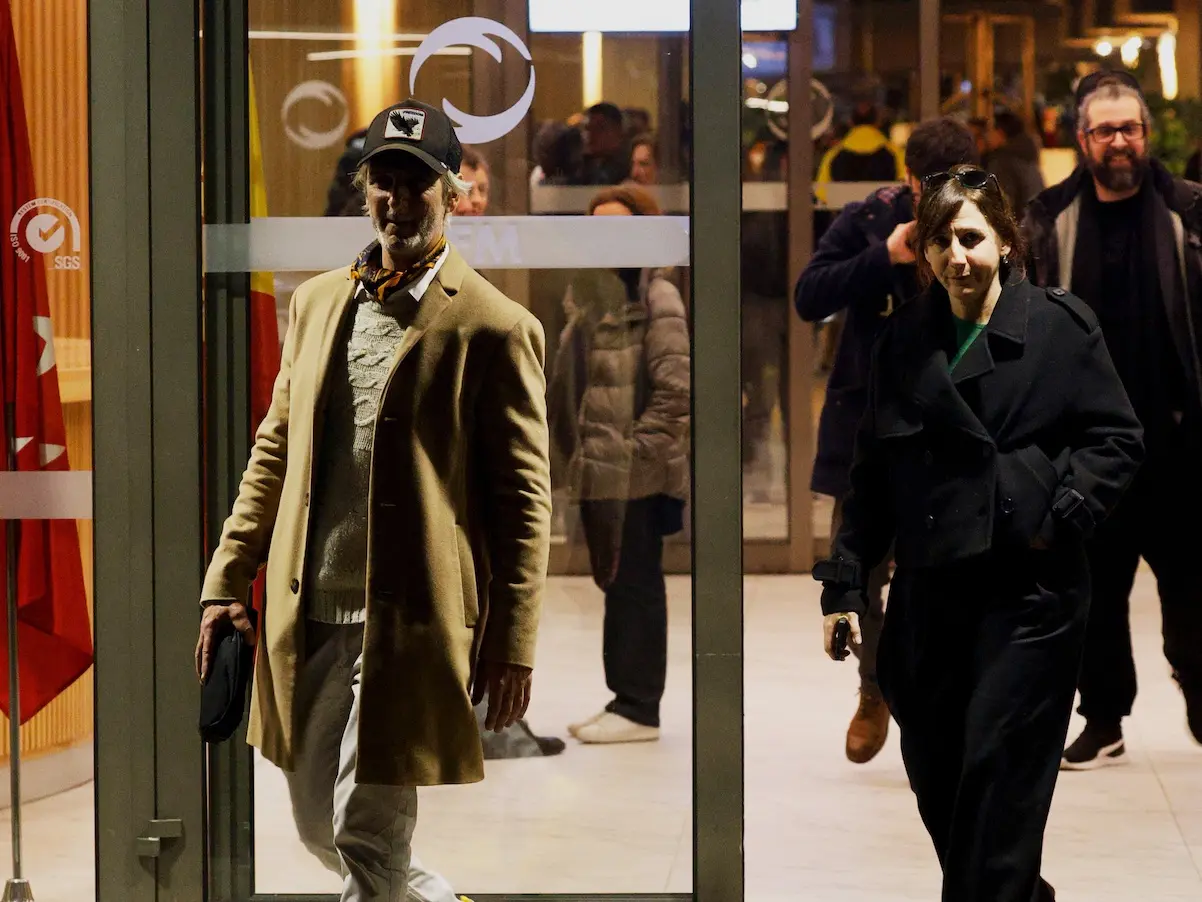 Ernesto Alterio y su hermana Malena Alterio, a la salida del tanatorio de su padre, Héctor Alterio