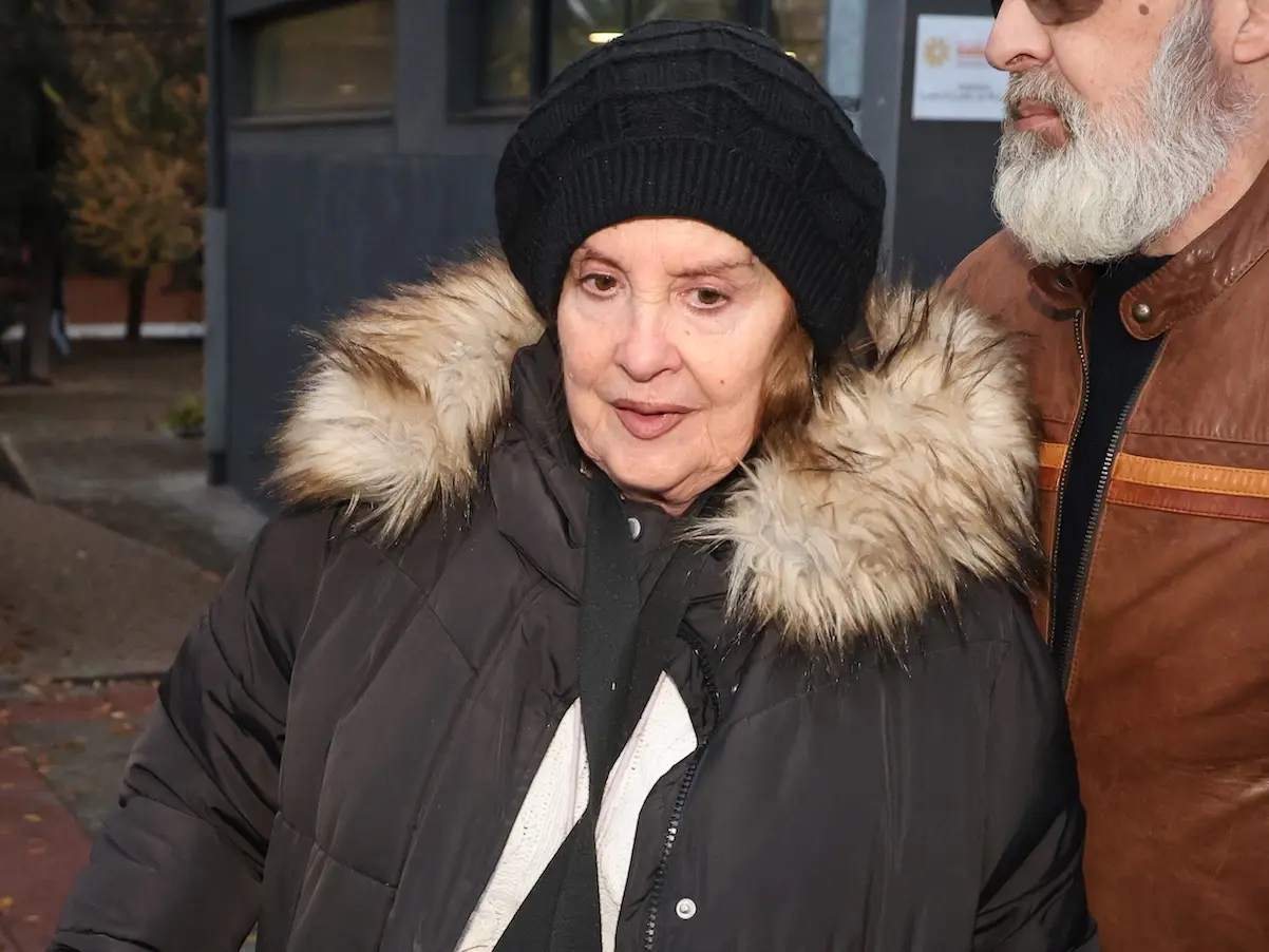 Freda Lorente sale de un centro médico este martes