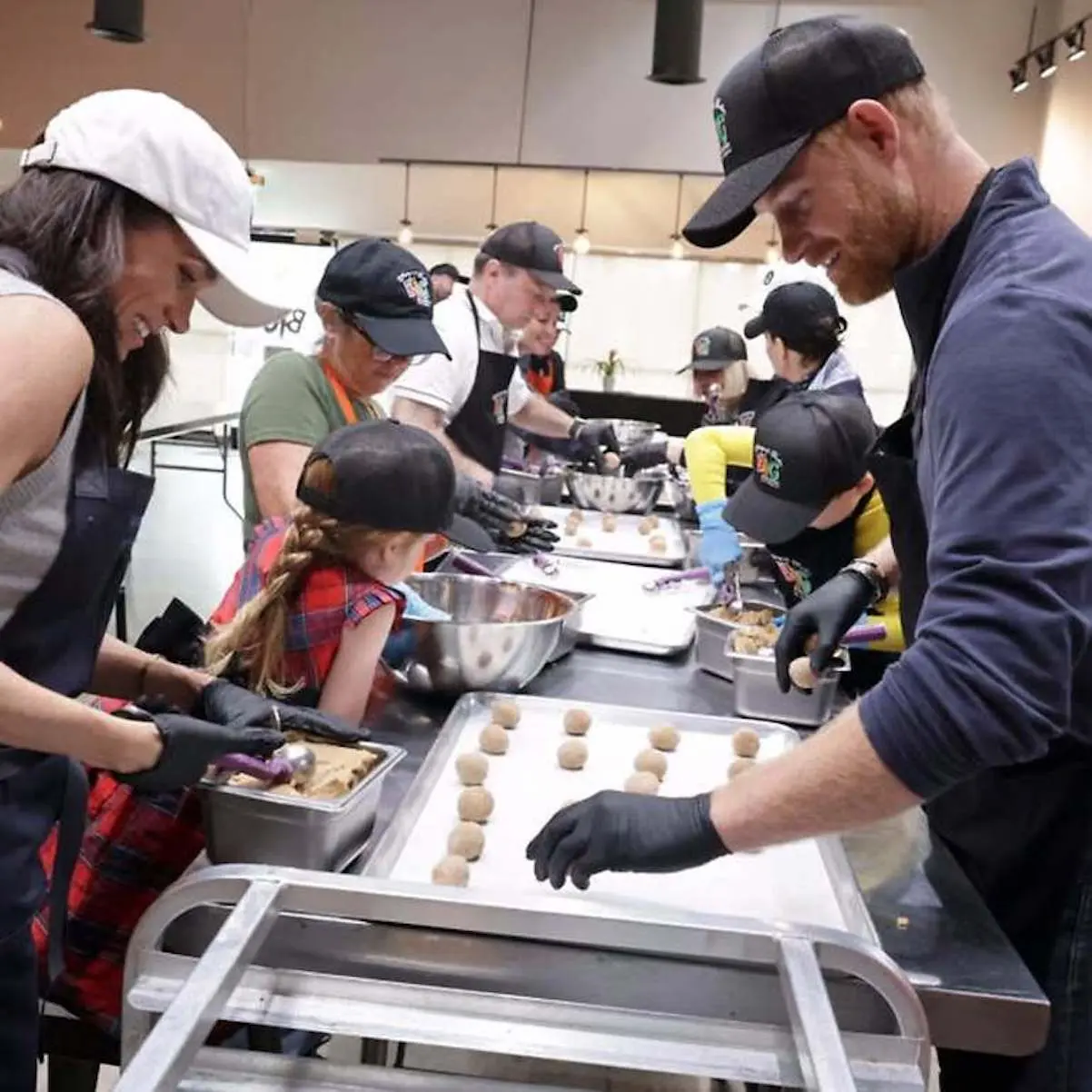 Harry meghan e hijos cocinando Archewell Foundation1