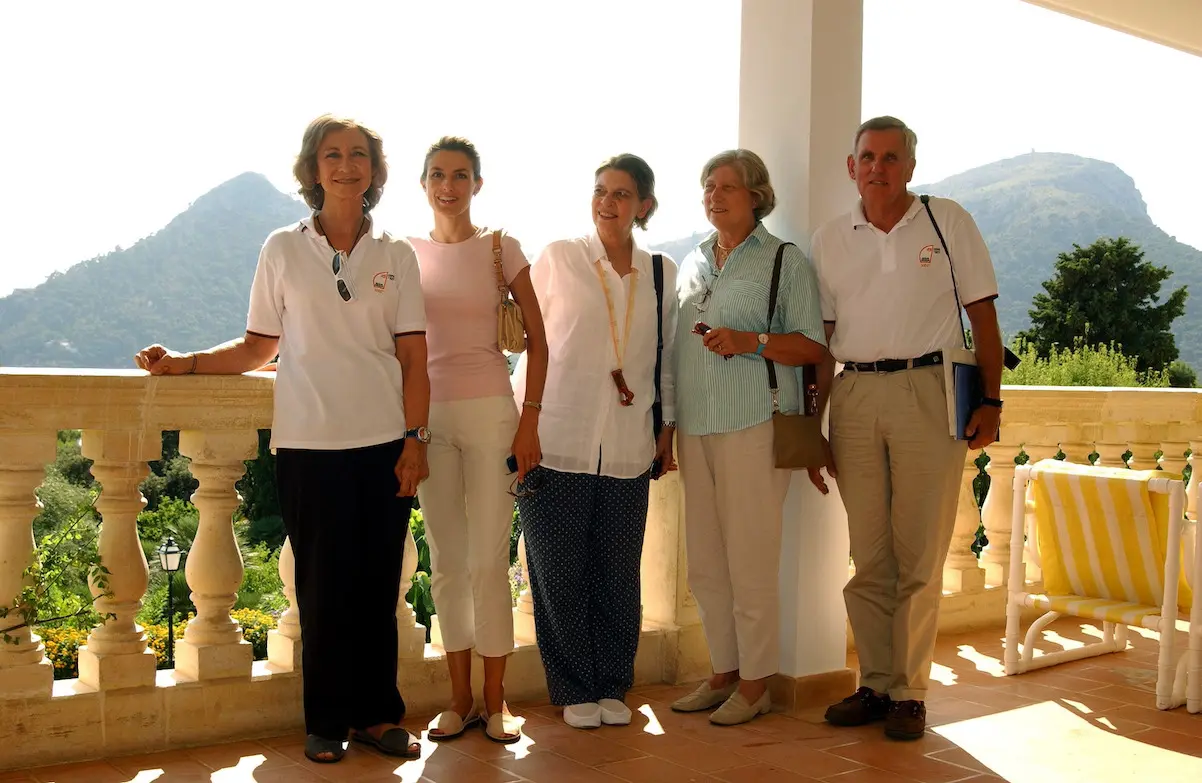 SOFIA, LETIZIA, IRENE, TATIANA Y MARIDO