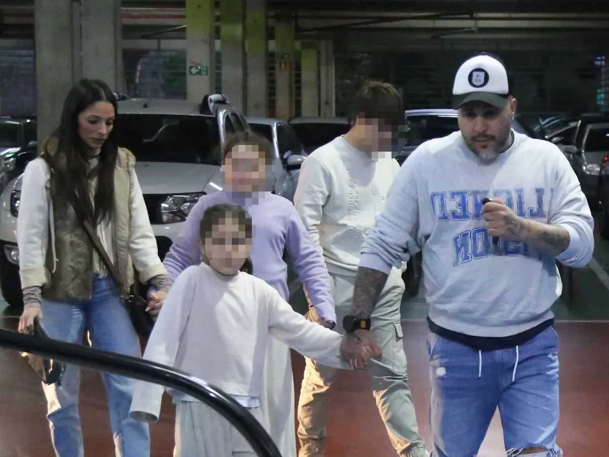 Kiko Rivera y su nueva pareja, Lola, junto a los tres hijos del DJ, a su llegada a un centro comercial de Sevilla Foto EP