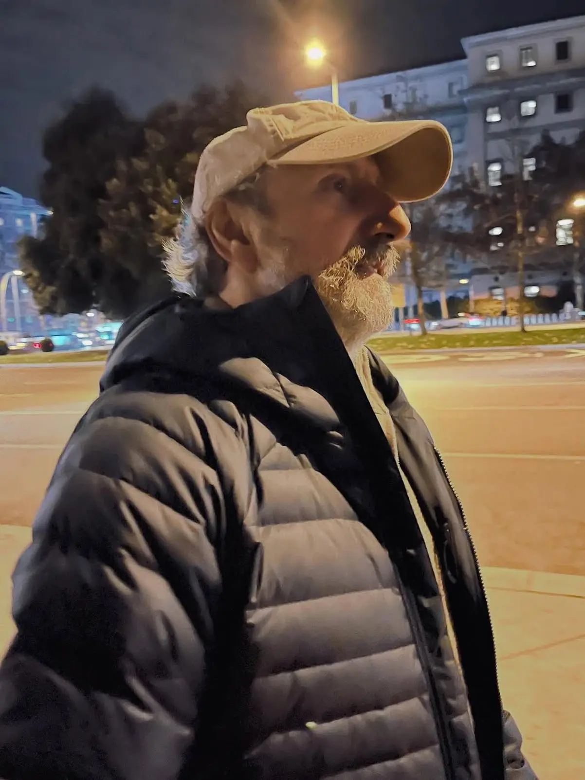 Foto de José Luis Gil paseando por Madrid.