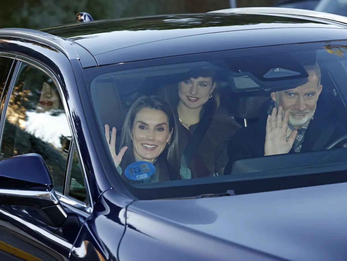 Felipe VI y Letizia, junto a Leonor y Sofía, no fallan a su cita del roscón en casa de Jesús Ortiz