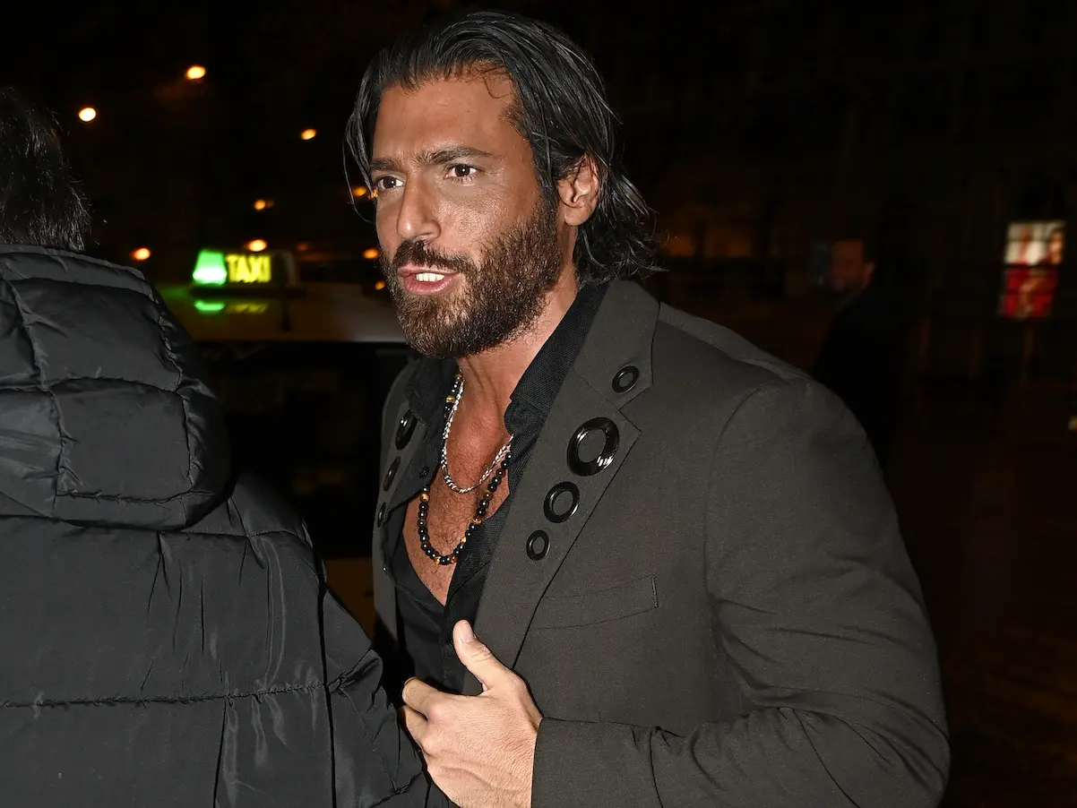 Can Yaman llega a su hotel en Madrid