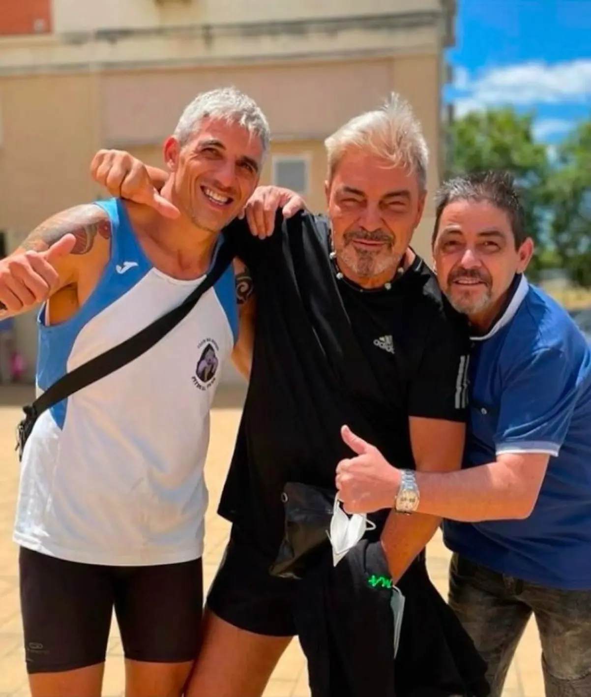 Antonio Canales con sus hermanos