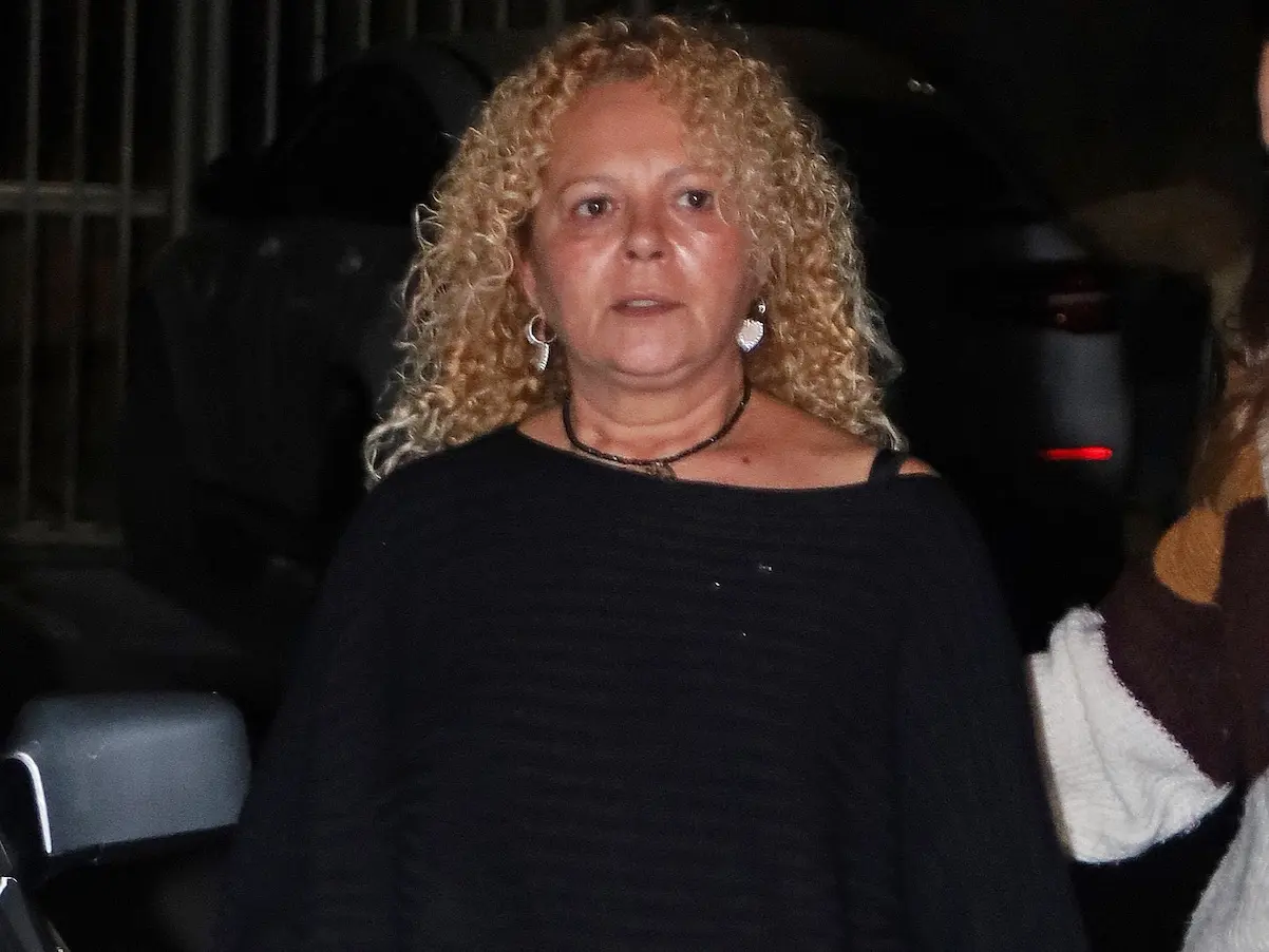 María del Mar, hermana de David Bisbal, sale del tanatorio donde se encuentran los restos mortales de su padre