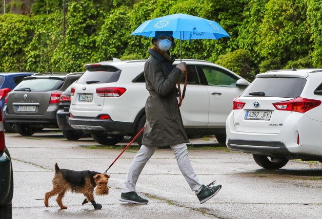 Elena borbon paseando perro