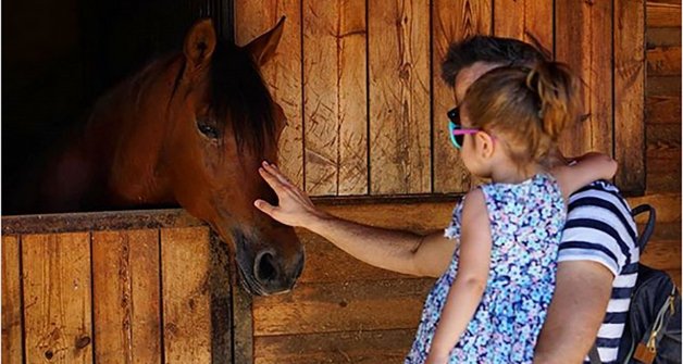 Roberto Leal hija acariciando caballo