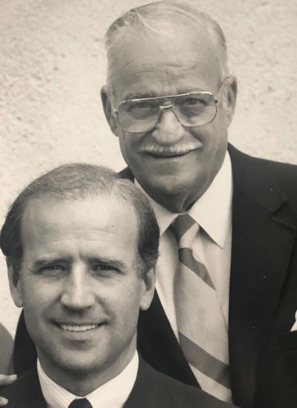 Joe Biden junto a su padre