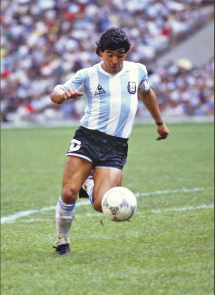 Maradonna jugando futbol argentina