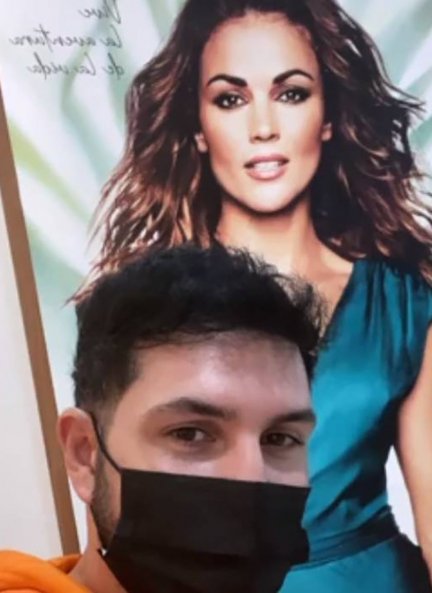Omar Montes con mascarilla cartel Lara Alvarez