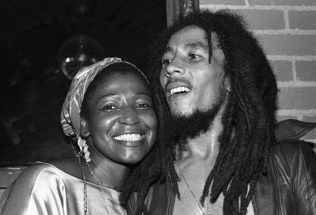 Bob Marley con su mujer
